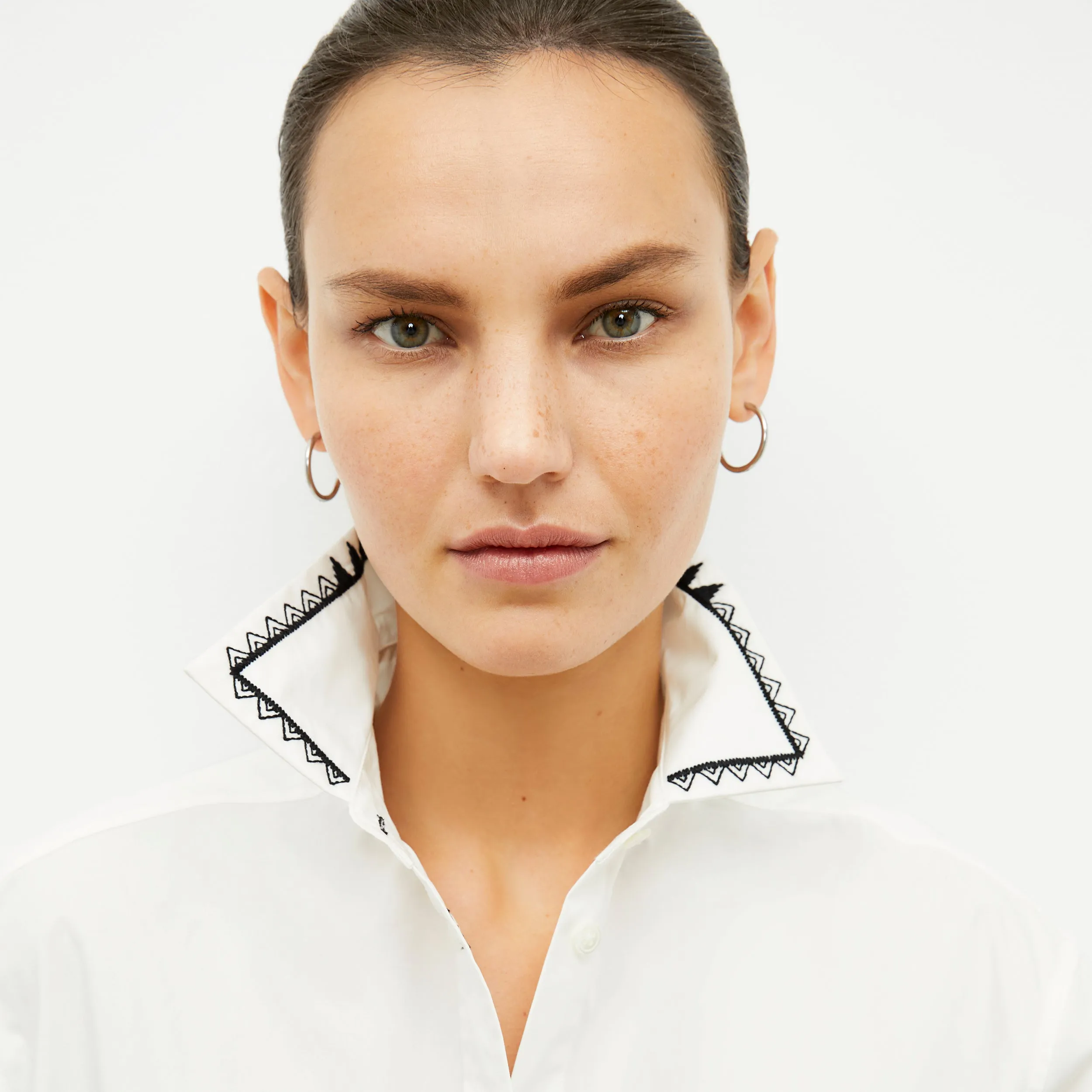 Mila Button-Down - Poplin Embroidery :: White